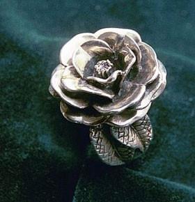 Gavan Riley - 14ct gold camellia ring